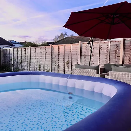 Wilton Retreat- Hot Tub, Pool Table, Parking Apartment Southampton Exterior photo