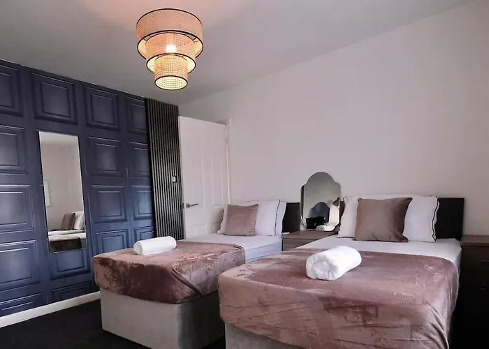 Wilton Retreat- Hot Tub, Pool Table, Parking