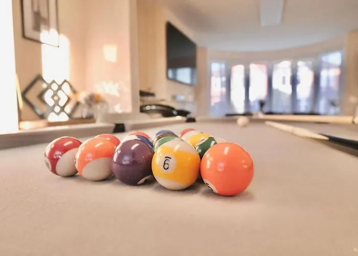Wilton Retreat- Hot Tub, Pool Table, Parking