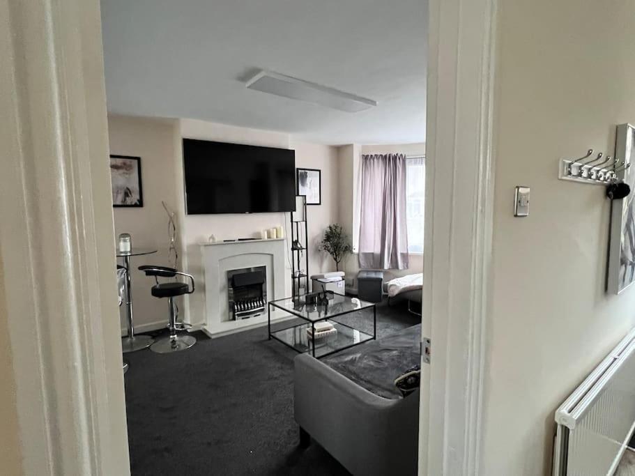Wilton Retreat- Hot Tub, Pool Table, Parking Apartment *