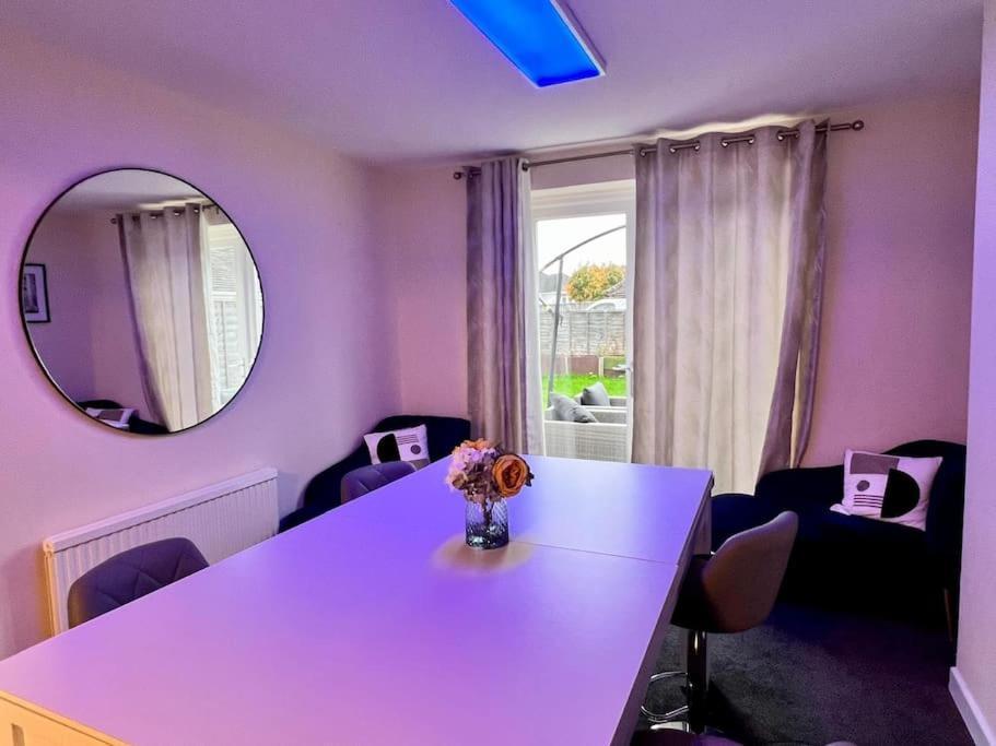 Wilton Retreat- Hot Tub, Pool Table, Parking