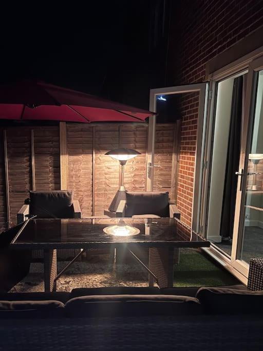 Wilton Retreat- Hot Tub, Pool Table, Parking Apartment